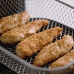 Aiguillettes de poulet dorees dans panier dairfryer