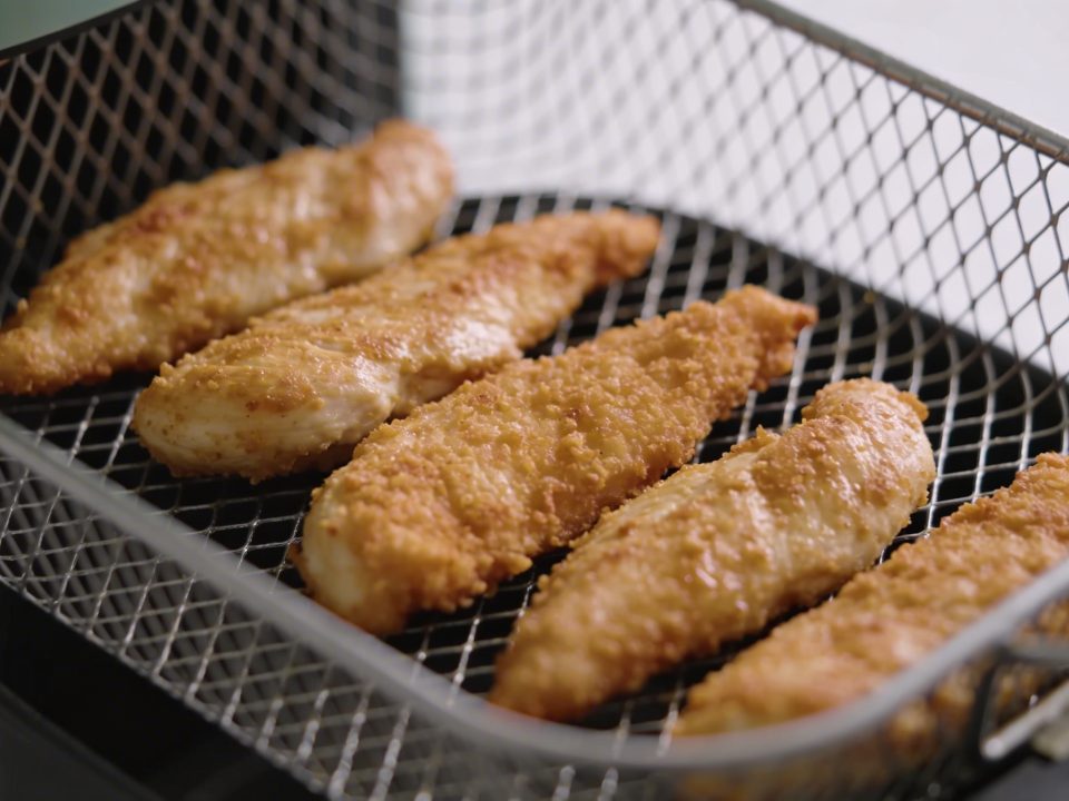 Aiguillettes de poulet dorees dans panier dairfryer