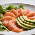 Assiette blanche avec salade verte saumon fume avocat tranches