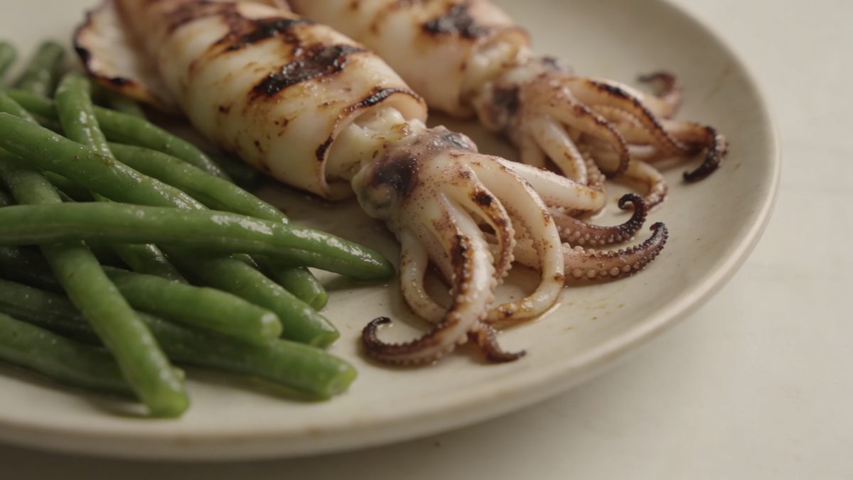 Assiette de calmars grilles avec haricots verts vapeur