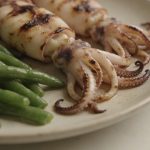 Assiette de calmars grilles avec haricots verts vapeur