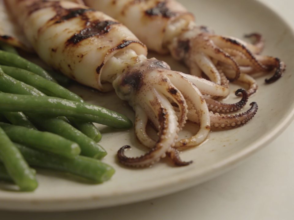 Assiette de calmars grilles avec haricots verts vapeur