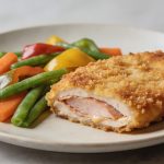 Assiette de cordon bleu avec legumes colorés vapeur