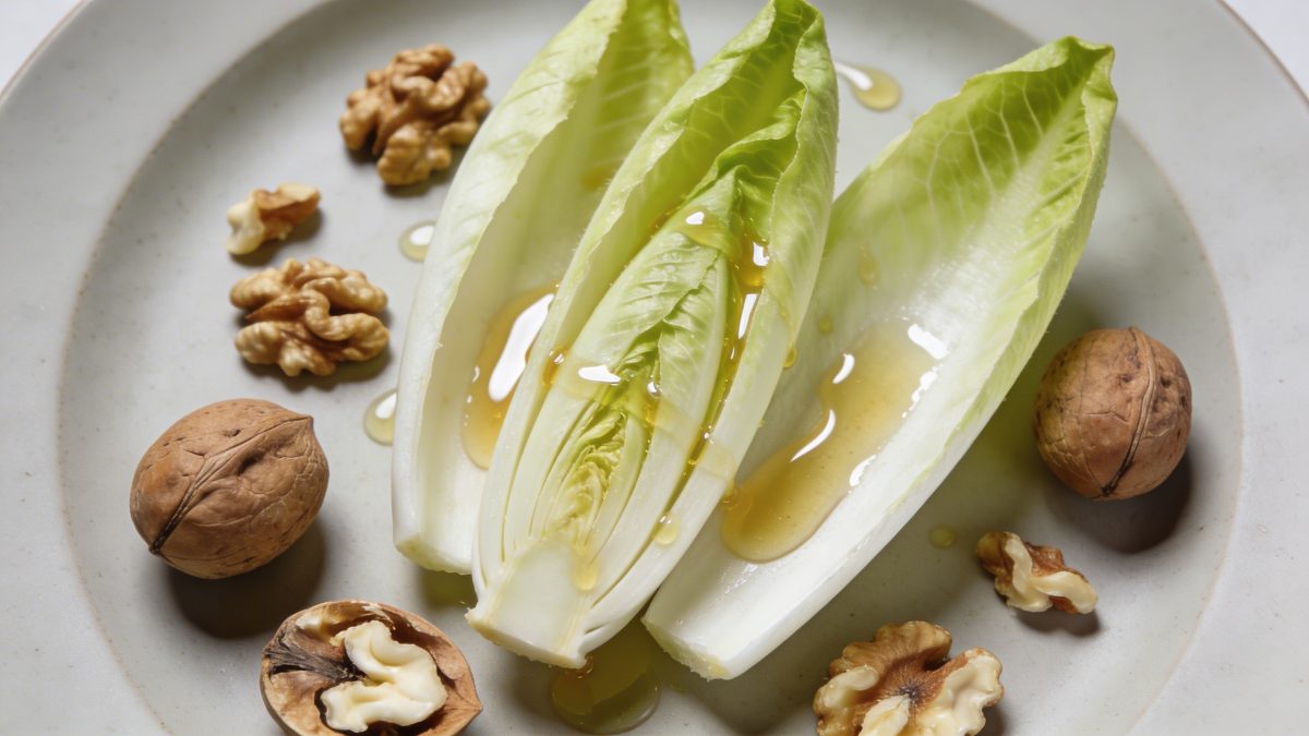 Assiette vue de dessus avec endives, noix et vinaigrette