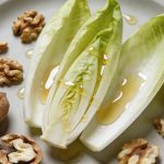 Assiette vue de dessus avec endives, noix et vinaigrette