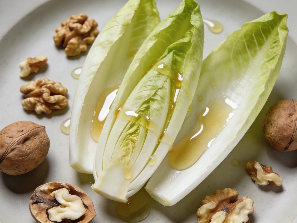 Assiette vue de dessus avec endives, noix et vinaigrette
