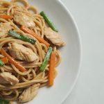 Assiette de nouilles sautees au poulet vue de dessus