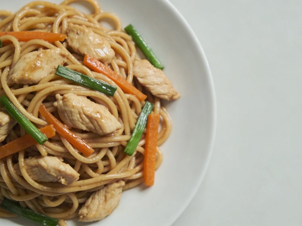 Assiette de nouilles sautees au poulet vue de dessus