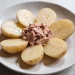 Assiette de pommes de terre et thon, vue de dessus