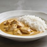 Assiette de poulet cremeux au curry avec riz