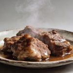 Assiette rustique de joues de porc mijotees vapeur fumante