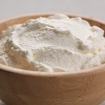 Bol en bois rempli de fromage frais blanc