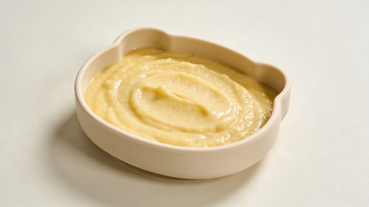 Bol de compote de banane pour bebe