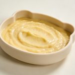 Bol de compote de banane pour bebe