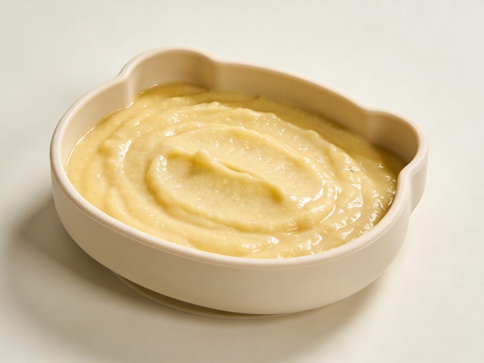 Bol de compote de banane pour bebe