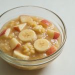 Bol de compote pomme banane vu de dessus