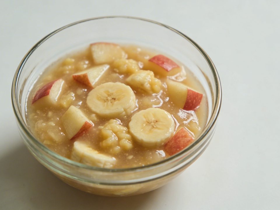 Bol de compote pomme banane vu de dessus