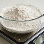 Un bol de farine pesee sur balance de cuisine
