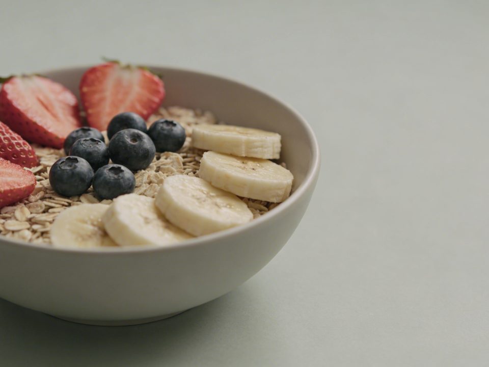 Bol de flocons d avoine avec fruits frais