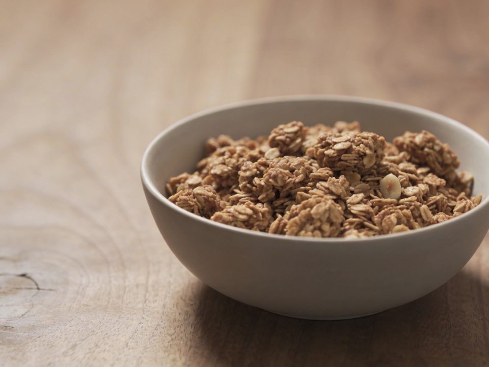 Bol de granola maison croquant sur table en bois
