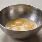 Bol en inox avec jaunes d oeufs battus