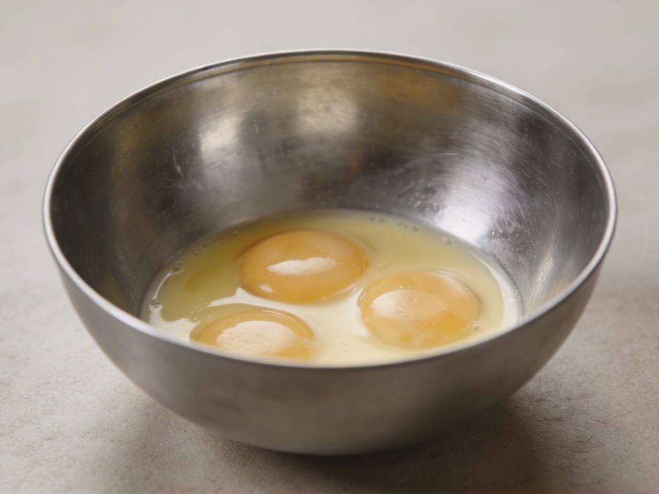 Bol en inox avec jaunes d oeufs battus
