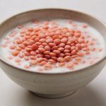 Bol de lentilles corail cremeuses au lait de coco