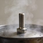 Bol en metal sur casserole vapeur douce