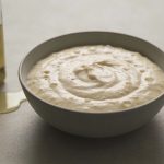 Bol de pâte a gateau et huile végétale