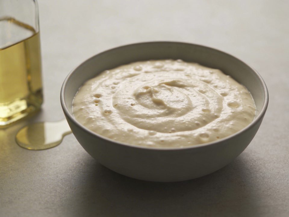 Bol de pâte a gateau et huile végétale