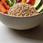 Bol de petit epeautre cuit avec legumes colorés