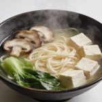 Bol de ramen vegetarien fumant vu de dessus