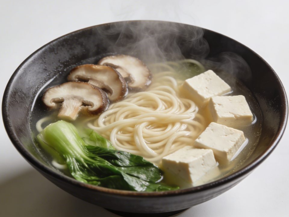 Bol de ramen vegetarien fumant vu de dessus