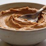 Bol de tartinade speculoos cremeuse avec cuillere