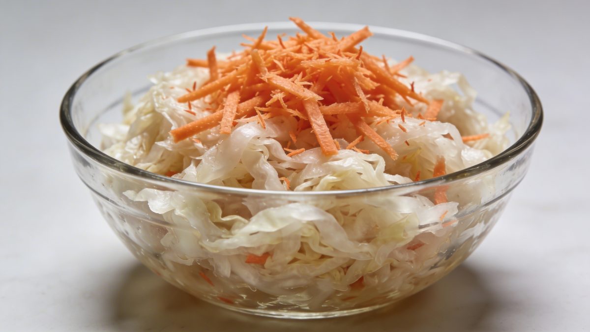 Bol en verre de choucroute crue avec carottes râpées