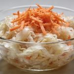 Bol en verre de choucroute crue avec carottes râpées
