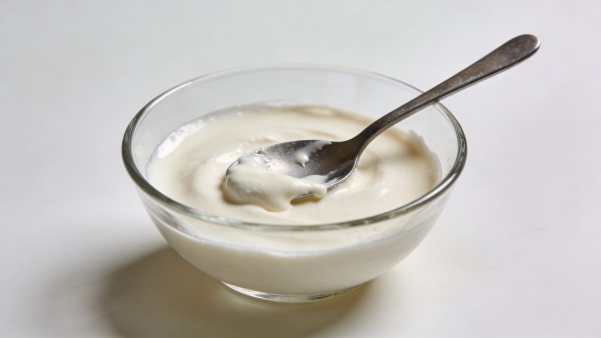 Bol en verre avec creme onctueuse et cuillere