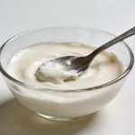 Bol en verre avec creme onctueuse et cuillere