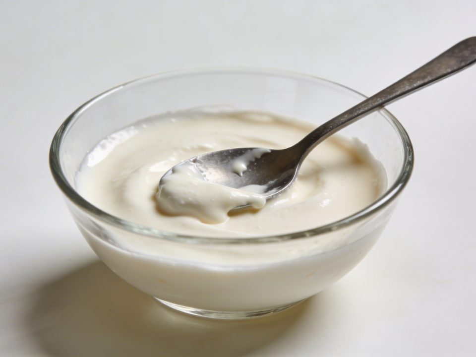 Bol en verre avec creme onctueuse et cuillere