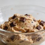 Bol en verre rempli de pate a cookie crue