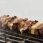 Brochettes de boeuf fromage grillees sur barbecue