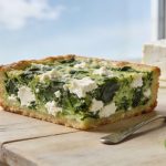 Cake salé aux épinards et feta : la recette de saison qui se prépare en 30 minutes et se mange tiède ou froid