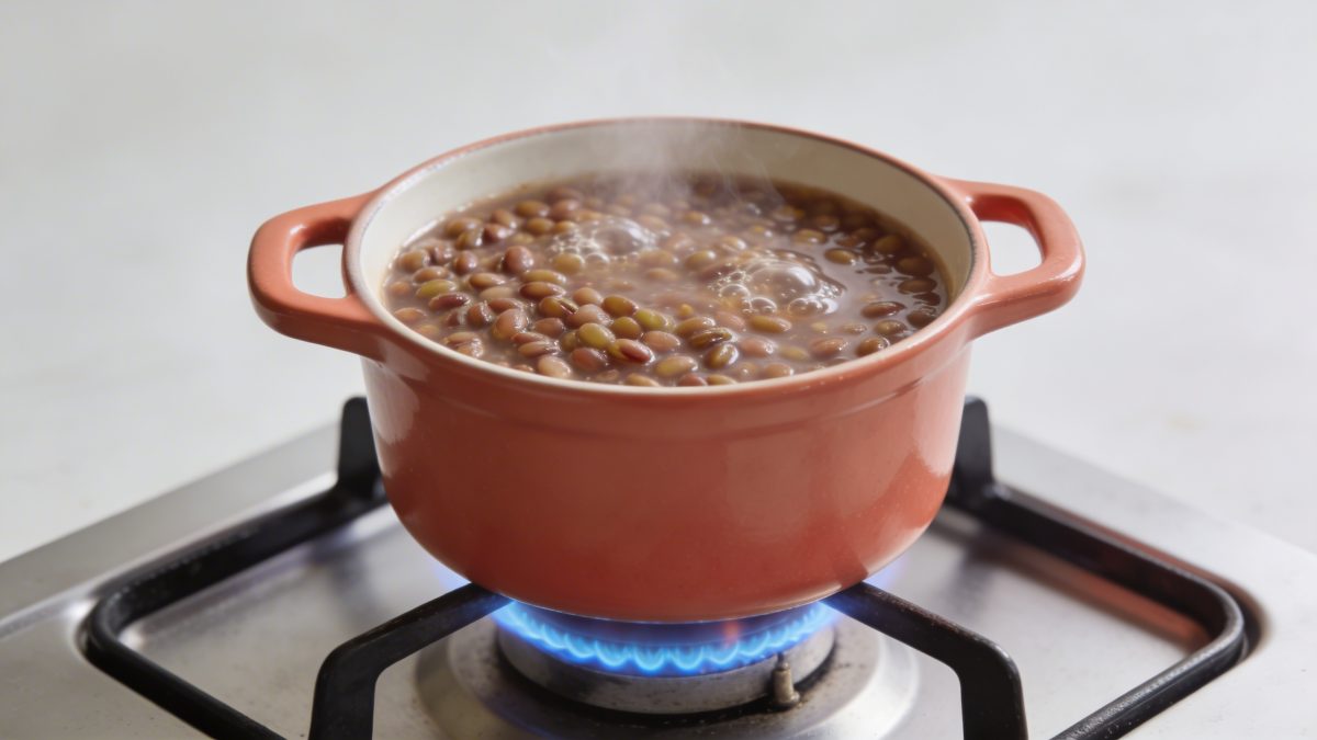 Casserole de lentilles corail mijotant sur gaz