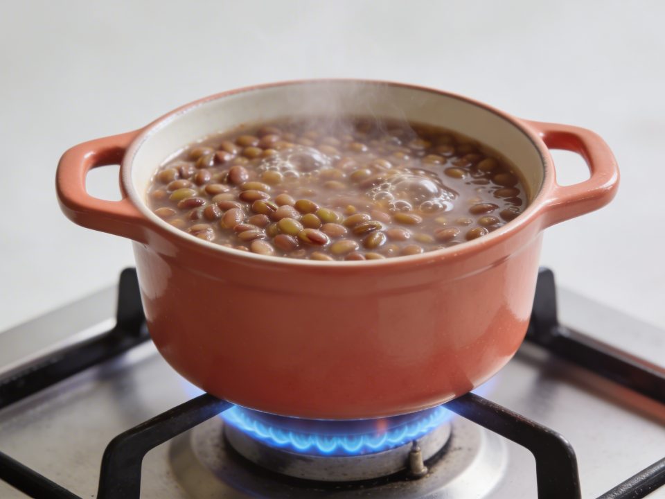Casserole de lentilles corail mijotant sur gaz