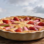 Clafoutis aux cerises sans les cerises : cette version printanière à la rhubarbe et à la fraise est encore meilleure que l'originale