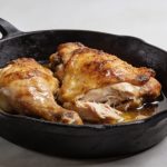 Cocotte en fonte avec cuisses de poulet dorees