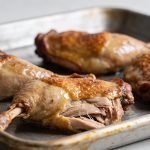 Cuisses de pintade rôties au four sur plaque