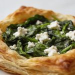 Feuillete dore aux epinards et chevre coupe