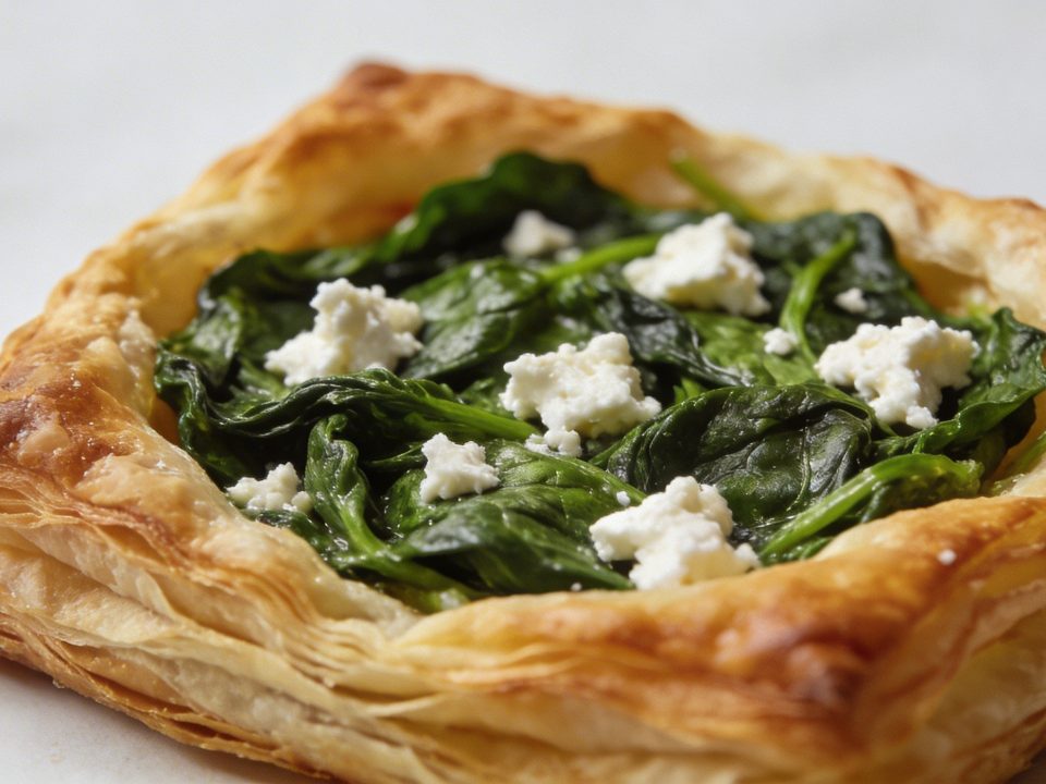 Feuillete dore aux epinards et chevre coupe