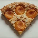 Part de gateau abricot amande vue de dessus